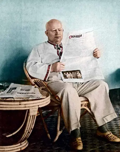 Хрущёв читает газету Правда 1956 г Хрущёв не мог простить Маленкову такого - фото 19