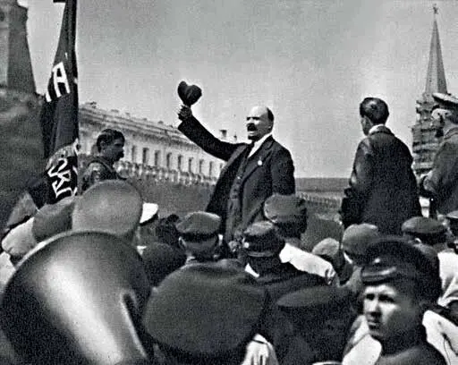 В И Ленин произносит речь перед войсками Всевобуча на Красной площади - фото 24
