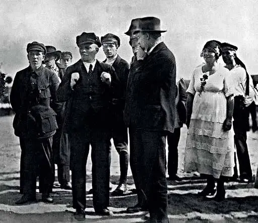В И Ленин на площади Жертв Революции Петроград 19 июля 1920 г В - фото 26