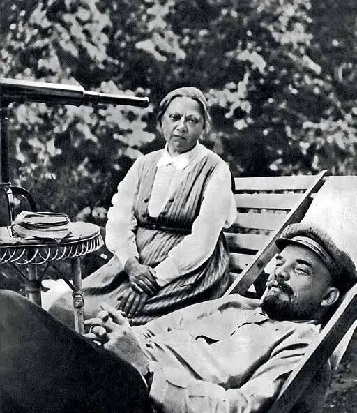 В И Ленин и Н К Крупская в Горках у телескопа Август сентябрь 1922 г - фото 29