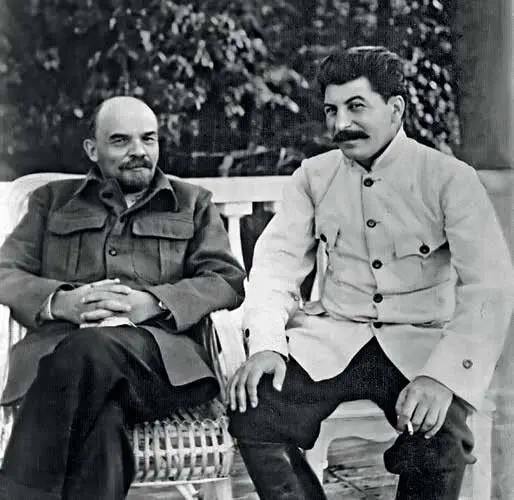 В И Ленин и И В Сталин в Горках 1922 г Ленин совсем лыс Но остатки волос - фото 30