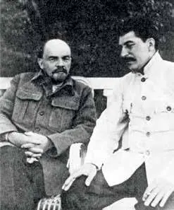 Ленин и Сталин в 1922 г Первая размолвка наступила в сентябре 1922 г когда - фото 13