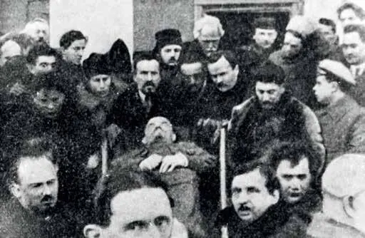 Члены ЦК несут гроб с телом Ленина 1924 г Впрочем вернемся в лето 1923 г - фото 14
