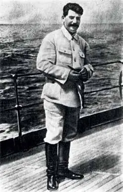 Сталин на палубе крейсера Червона Украина 1929 г Выше мы уже говорили о - фото 21