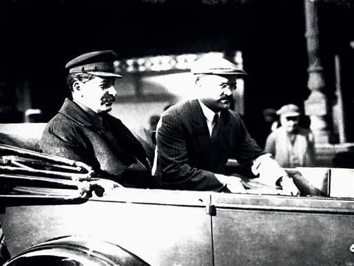 В М Молотов и И В Сталин едут на V съезд Советов СССР 1929 г Надо - фото 22