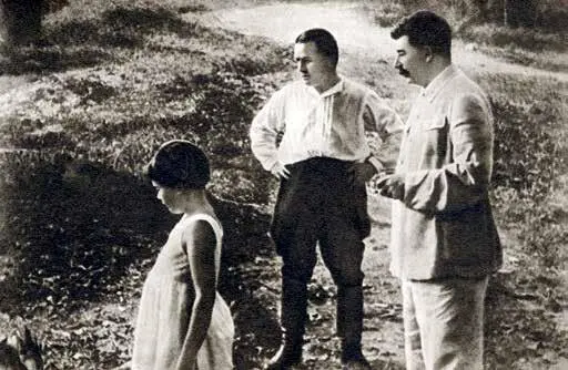 Сталин с сыном Василием и дочерью Светланой Середина 1930х гг И тем не менее - фото 26