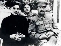 Сталин Киров и Светлана Аллилуева на отдыхе в Сочи Не позднее 1934 г - фото 27