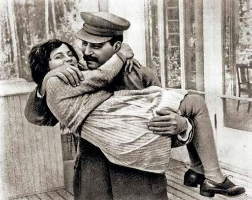 Сталин со Светланой Аллилуевой Середина 1930х гг Как и в - фото 28