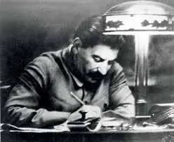 Сталин в кремлевском кабинете 1935 г Впрочем следует учитывать что помимо - фото 30