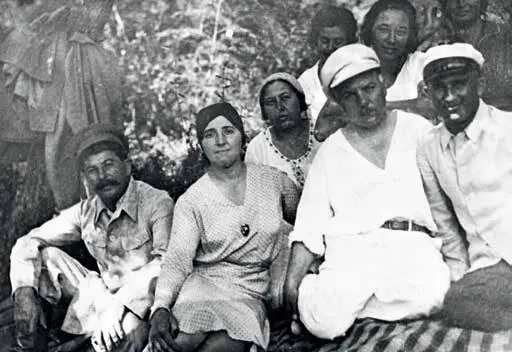 Первый ряд слева направо Иосиф Сталин его жена Надежда Аллилуева Климент - фото 33