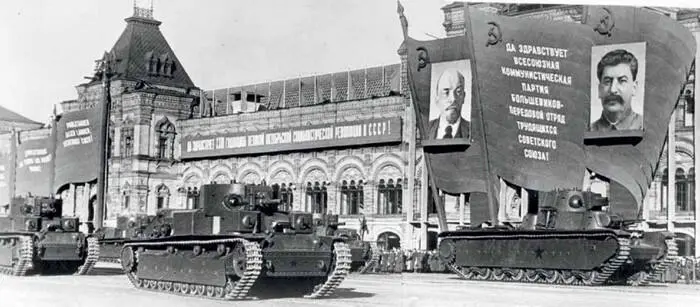 Парад в честь Октябрьской революции 1940 г Нет сомнений что известие о - фото 40