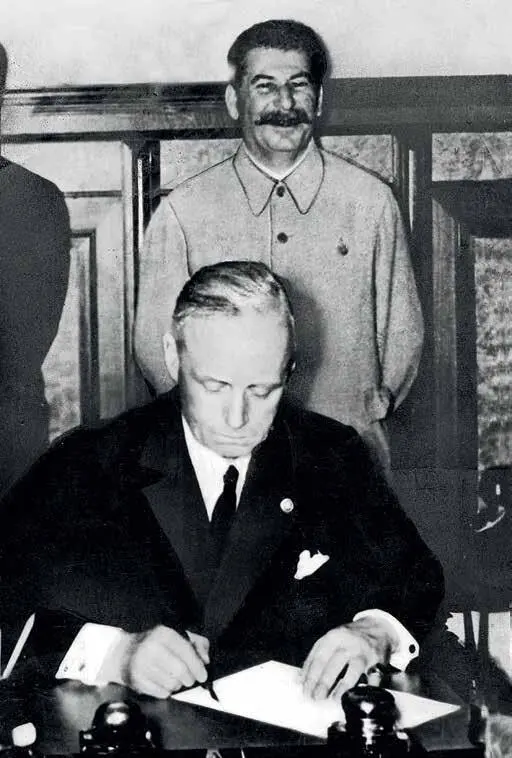Сталин и Риббентроп во время подписания Договора Пакта о ненападении 1939 г - фото 41