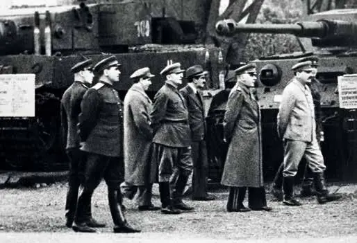 Иосиф Сталин Климент Ворошилов и сопровождающие их лица на выставке трофейного - фото 48