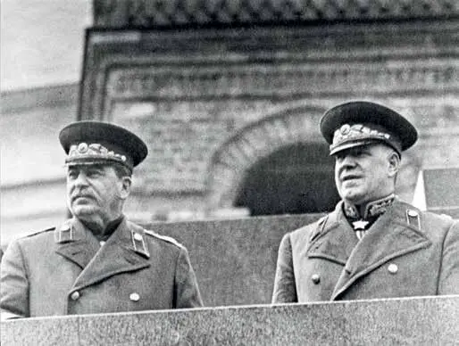Сталин и Жуков на параде победы в 1945 г Да такой подход гарантировал Сталину - фото 56