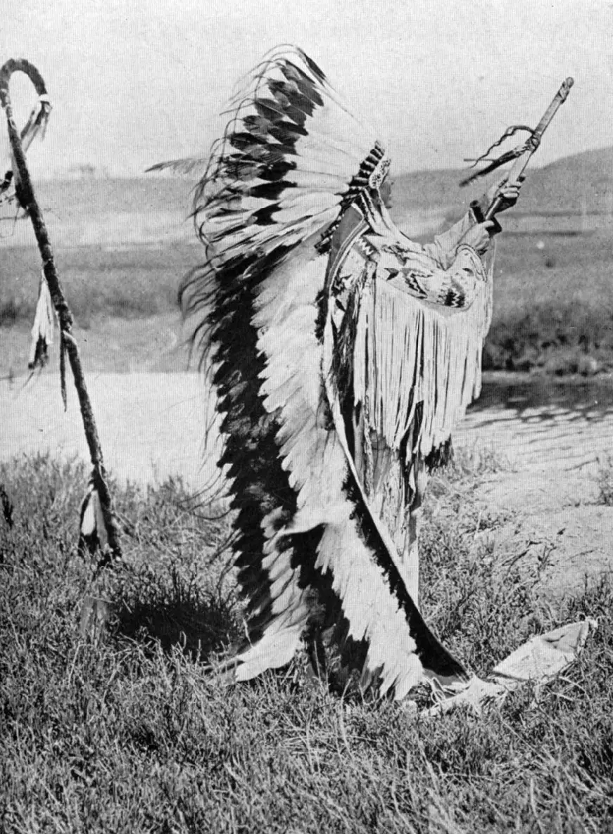 PRAYING TO THE GREAT SPIRIT THROUGH THE PIPE OF PEACE Posed by Chief Standing - фото 4