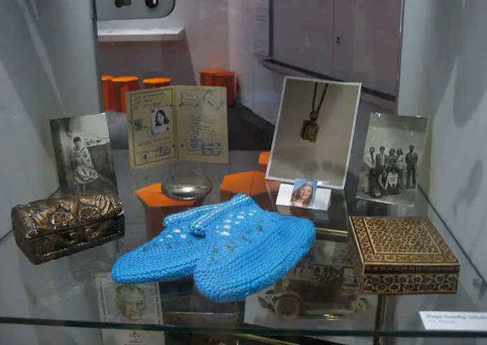 Abb 3Migration im Museum Vitrine des Realschulprojekts in der - фото 1
