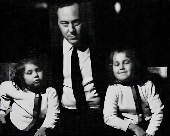 Mis hermanas Mariana y Carolina junto a mi papá Rosario Argentina 1963 La - фото 2