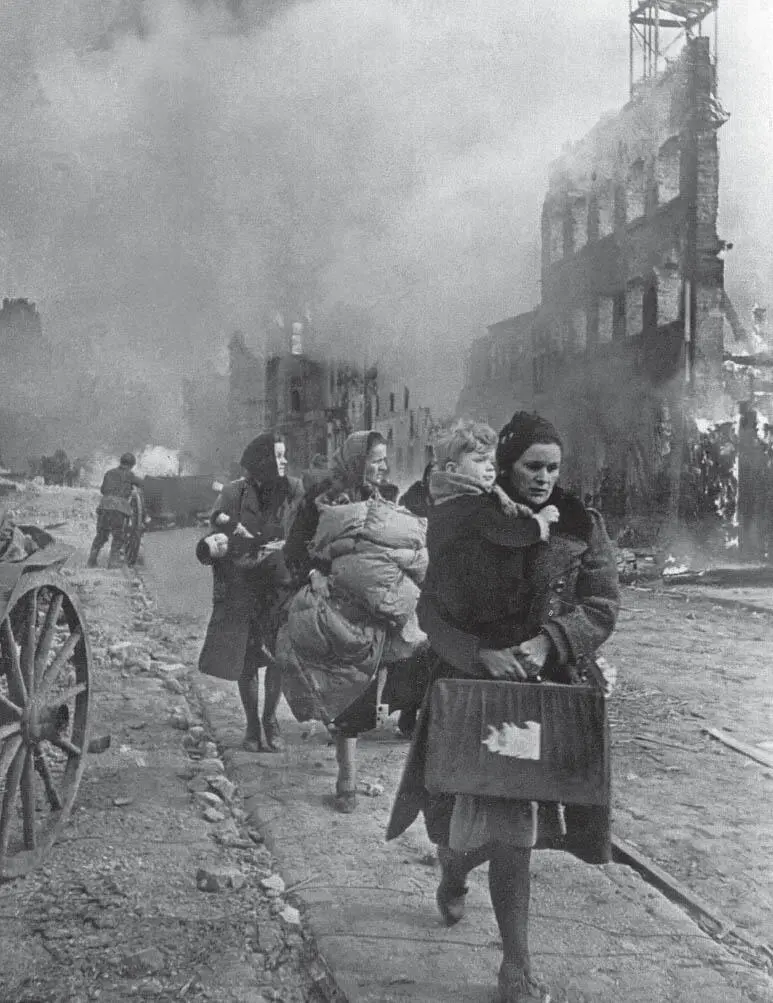 Flüchtende Frauen und Kinder in einer umkämpften Straße in Danzig März 1945 - фото 2