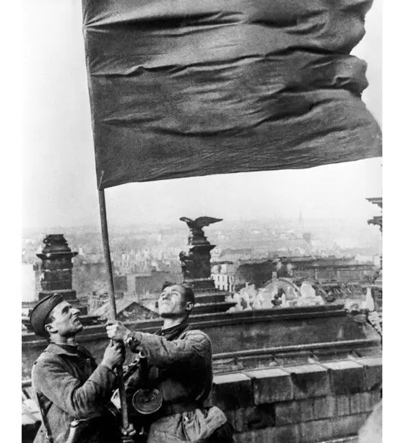 Знамя Победы над рейхстагом Мы чтим святую память о военных - фото 1