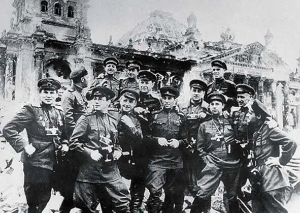 Советские фотожурналисты и кинооператоры у здания Рейхстага Слева направо - фото 2