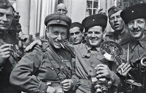 Фронтовой фотокорр Аркадий Шайхет с американскими репортерами на Одере 1945 - фото 4