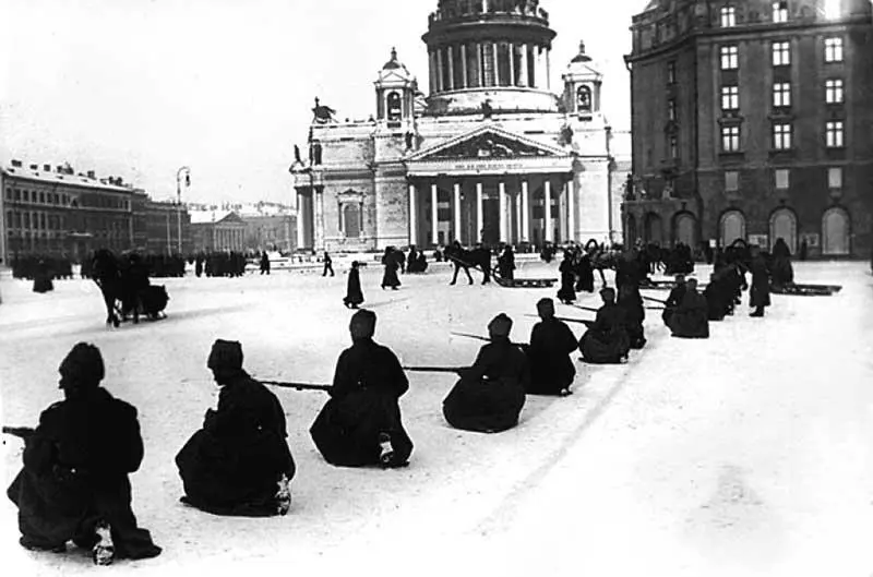 СанктПетербург в дни революции 1917 года Ее отец и мать подрабатывали за - фото 8