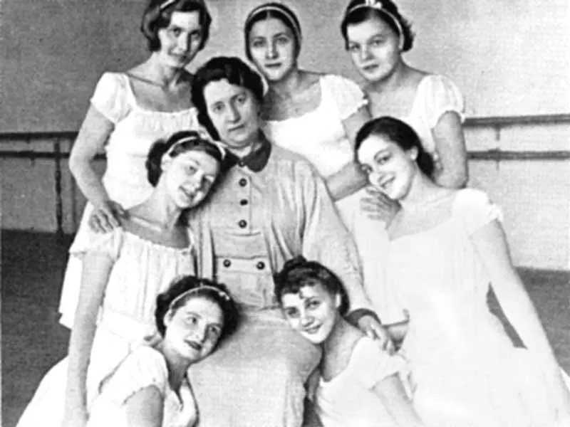 Педагог М Ф Романова со своими ученицами в ЛХУ 1930е гг Девочкой - фото 9