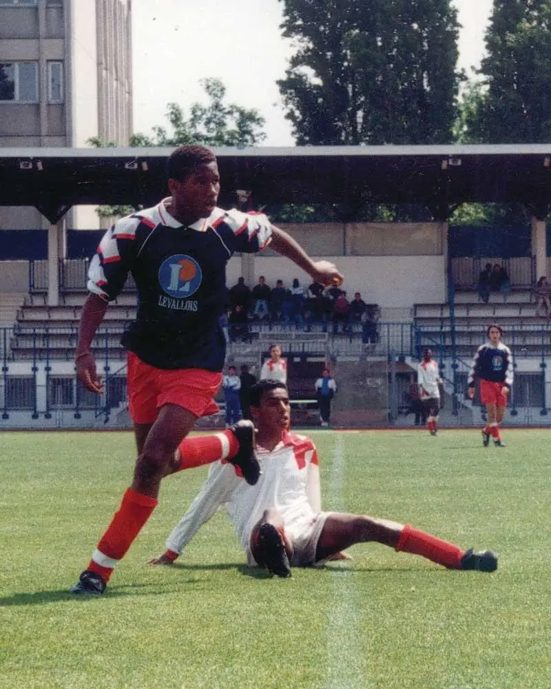 Я играл за клуб Левалуа в 19931997 гг Позже они назвали свой стадион Стад - фото 12