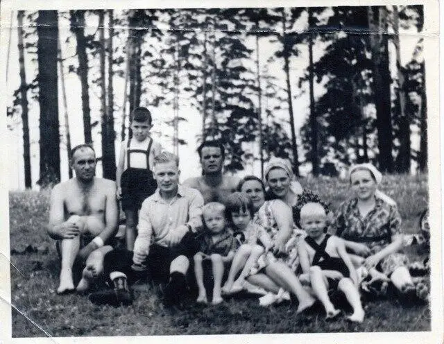 Третий слева в шикарных носках дед крайняя справа в косынке бабушка - фото 2
