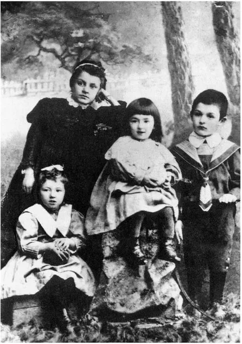 Юная Фаина с сестрой Беллой слева и братом справа Белла старшая сестра - фото 36