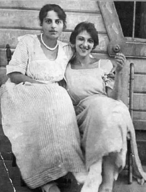 Фаина с сестрой Беллой слева Изабелла Георгиевна Раневская На обратной - фото 40