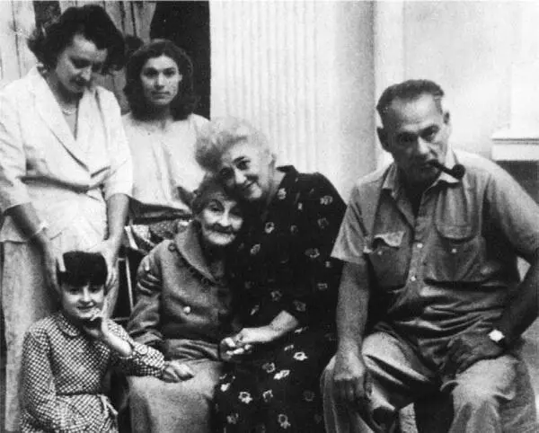 Фаина Георгиевна с мамой и родней в Румынии 1957 г ФГ Раневская Антонида - фото 56