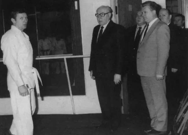 Председатель КГБ СССР ВМ Чебриков и один из героев книги заместитель - фото 21