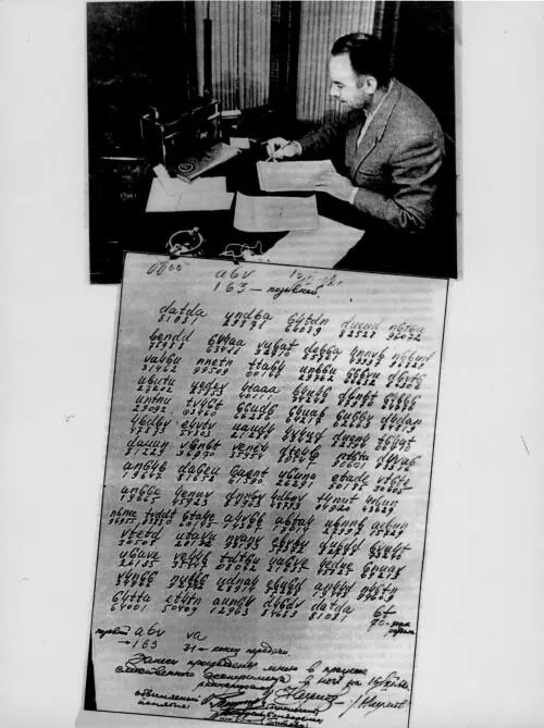 Олег Пеньковский на следственном эксперименте 16 ноября 1962 г И принятая им - фото 33
