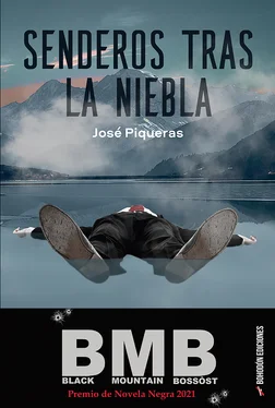 José Piqueras Senderos tras la niebla обложка книги