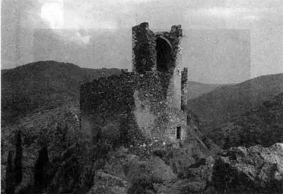 Рис 3 Ластурс Замок Кабаре Рис 4 Памятник крестоносцу в Авиньонете - фото 3