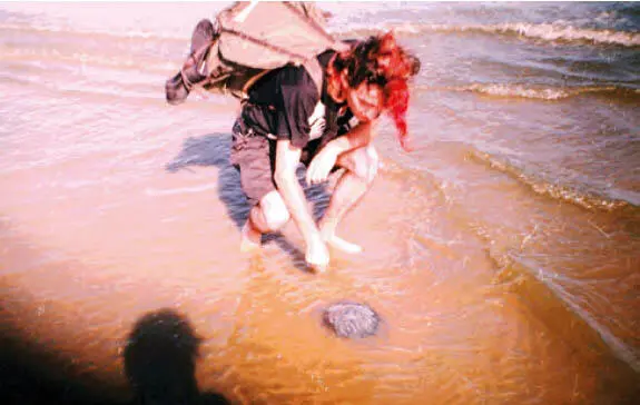 Am Strand in Calais Geralf 1989 mit Jimmy Purseys Sham69TShirt Wir trampten - фото 19