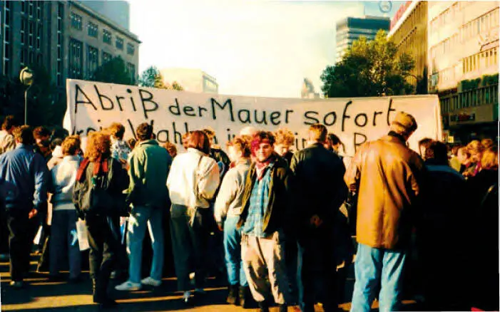 Geralf im Oktober 1989 bei einer Demonstration gegen die Mauer in Westberlin - фото 34