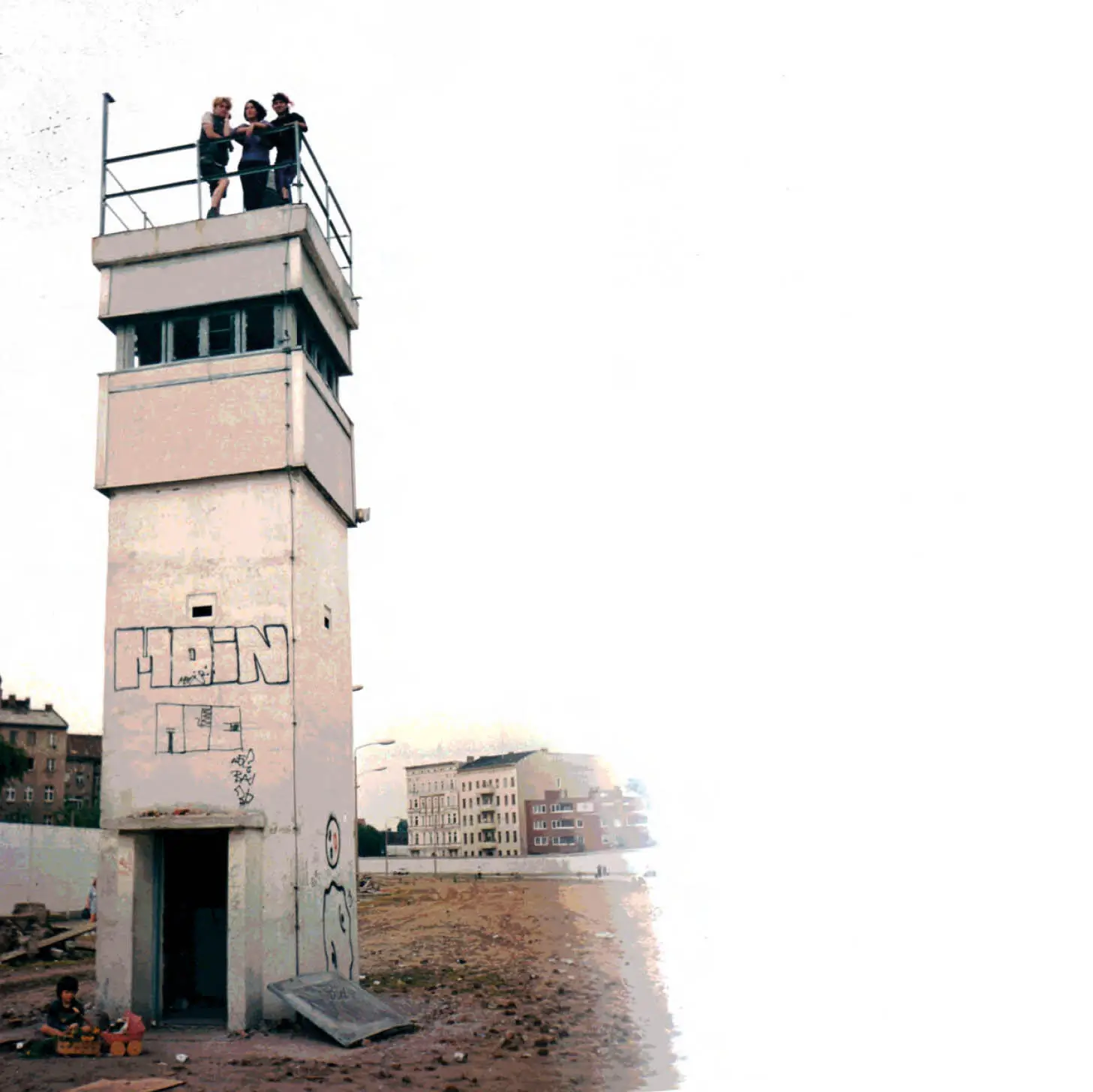 Dirk Daniela und Geralf auf einem DDRGrenzwachturm 1990 10 Nov 1989 die - фото 30