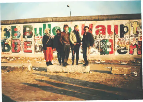 10 Nov 1989 die ersten Hallenser Freunde haben die Mauer durchdrungen - фото 31