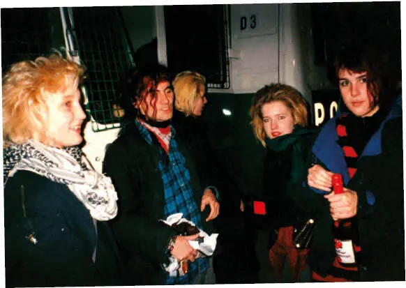 10 November 1989 wir feiern mit Hallenser Freunden den Mauerfall Geralf im - фото 33