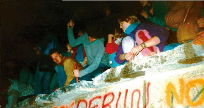Die Mauer bekommt Löcher Wut auf die Mauer 9 Nov - фото 35