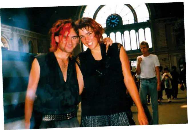 Daniela und Geralf im Sommer 1989 in Ungarn im Keleti pályaudvar der Gedanke - фото 13