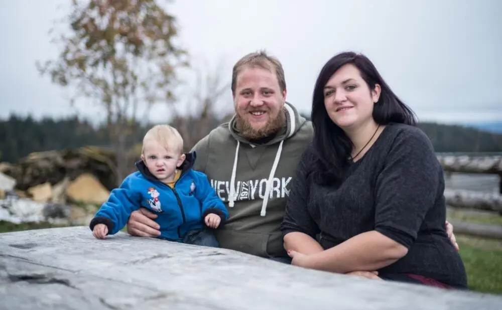 Eine junge glückliche Familie Nicolas und Christelle Krähenbühl wohnen und - фото 42