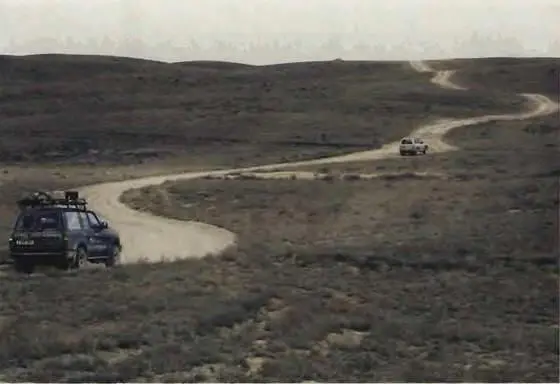 Вьется змейкой дорога по мелкосопочнику С горки на горку извилистой белой - фото 5