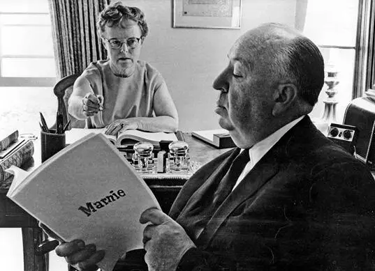 Alma und Alfred Hitchcock in ihrem Haus in Bel Air 1963 Die Drehbücher hier - фото 4
