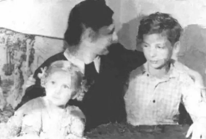 Но детство моё с любимой мамой и братом все равно было счастливым Помню как - фото 6