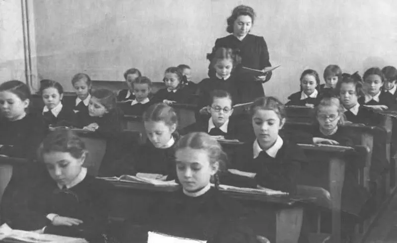 Одновременно в один день и час было вручение медалей успешным выпускникам и - фото 8