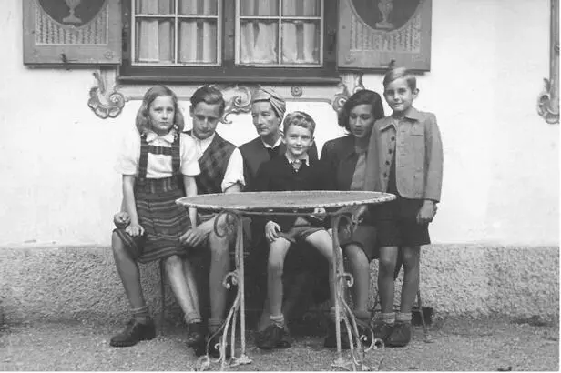 Brigitte Frank mit ihren Kindern während des Prozesses Frühjahr 1946 - фото 10
