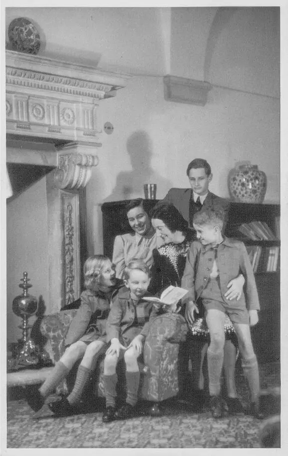 Brigitte Frank und ihre fünf Kinder Dieses Foto schickte sie an Hitler - фото 13